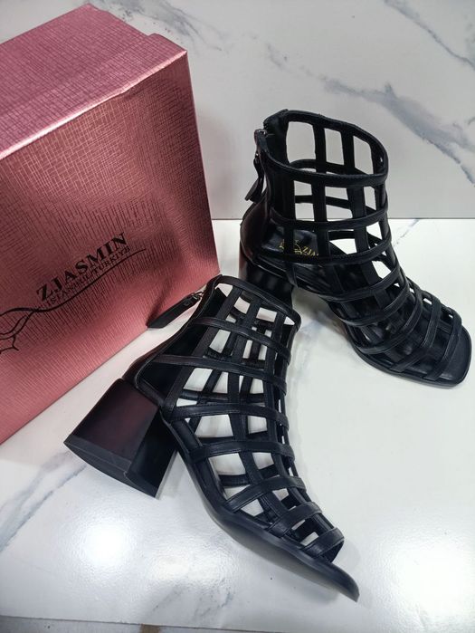 Ayollar oyoqlarini keng suratga yoyishadi