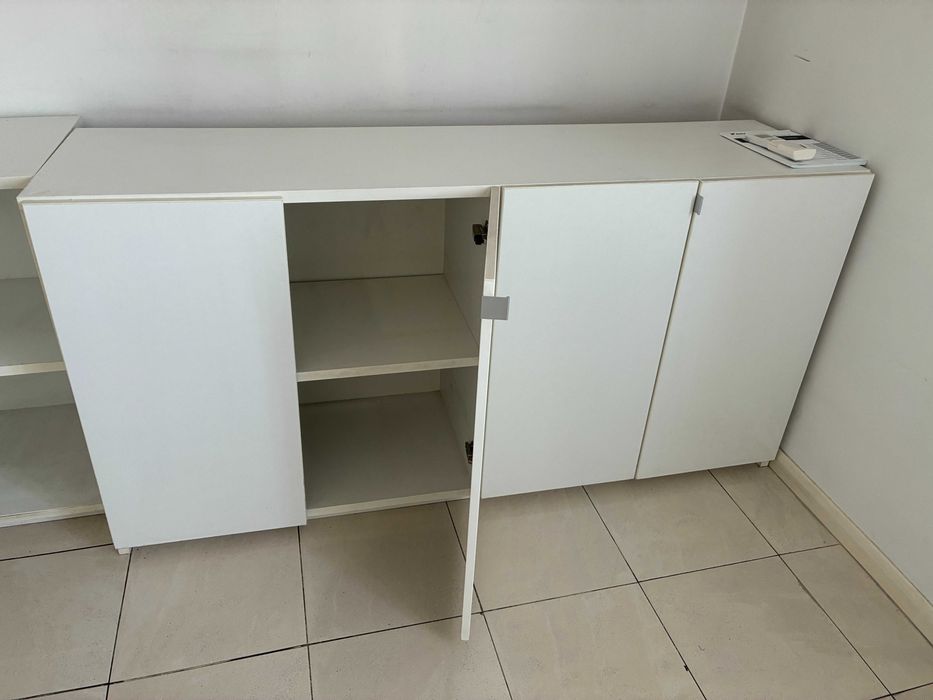 Бял шкаф с рафтове