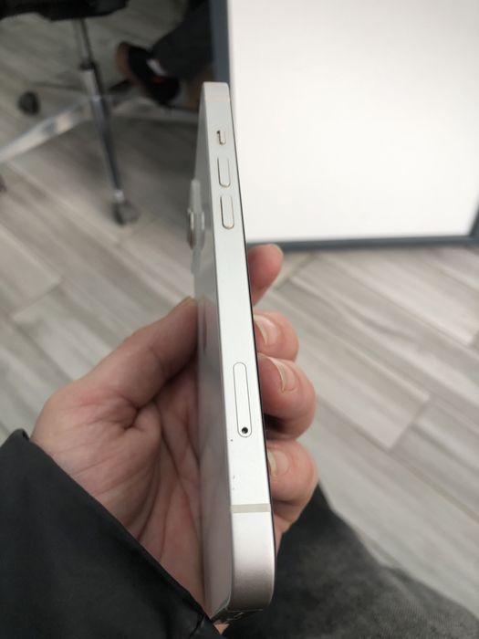 Продам iPhone 13