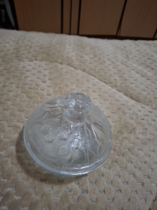 Продавам стъклена кристална бонбониера