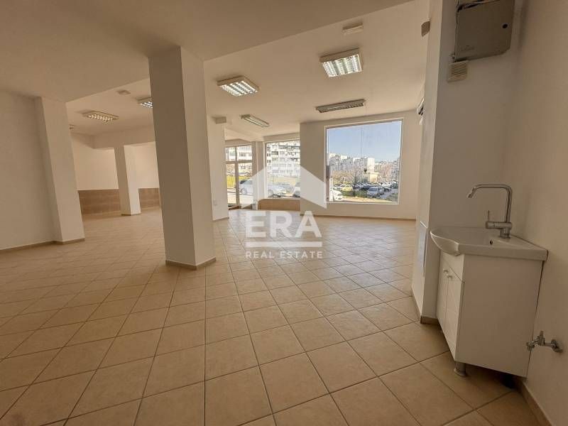 Търговско помещение след основен ремонт, с голяма витрина, за под наем