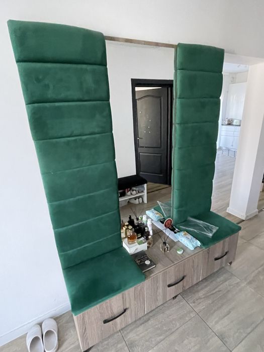 Cuier hol tapitat verde realizat pe comanda