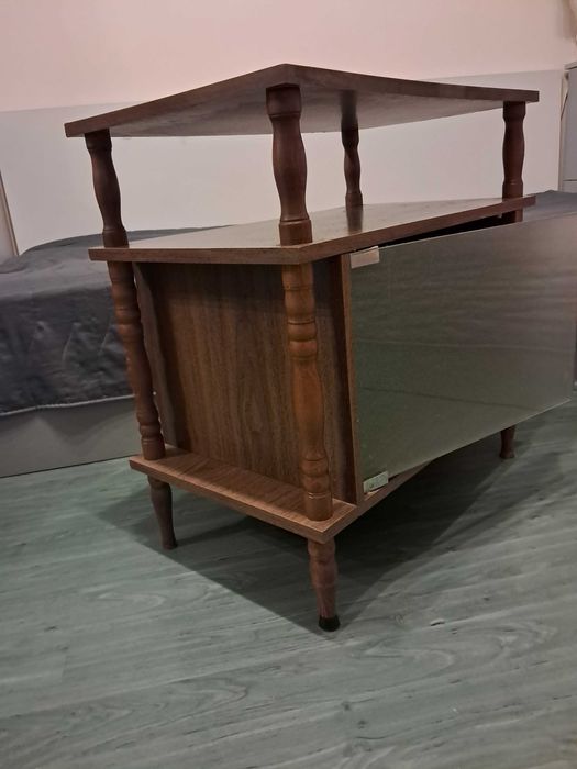 Малко ретро шкафче за телевизор