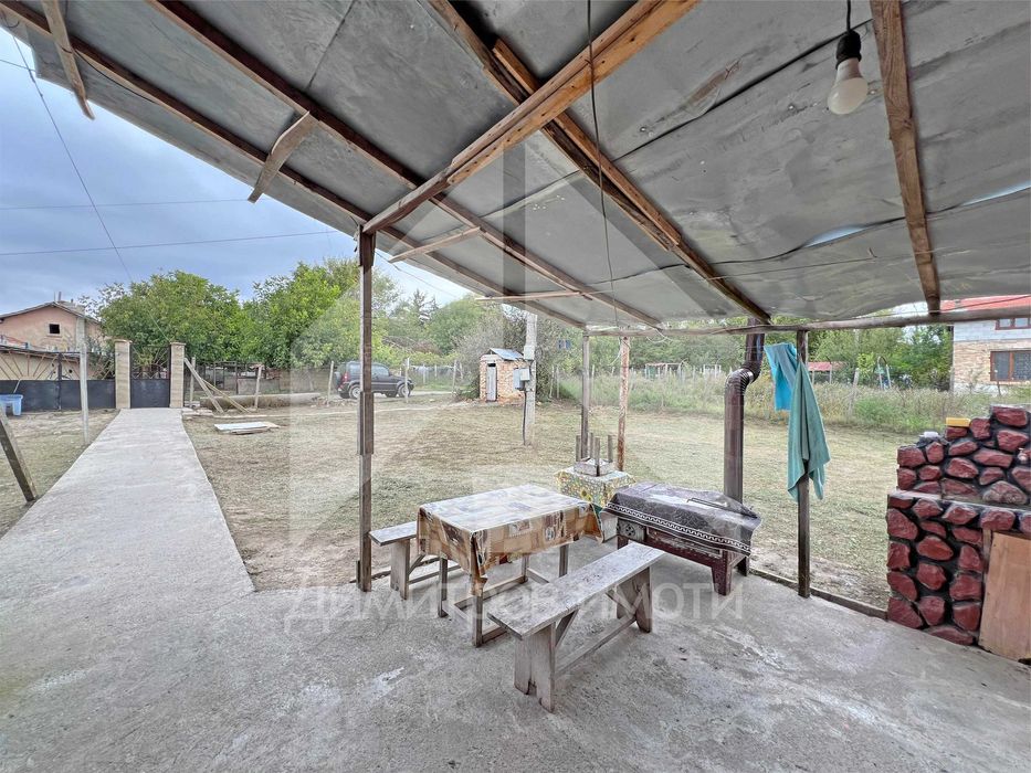 Продава самостоятелна, еднофамилна къща гр. Нови пазар - кв. Нииж.