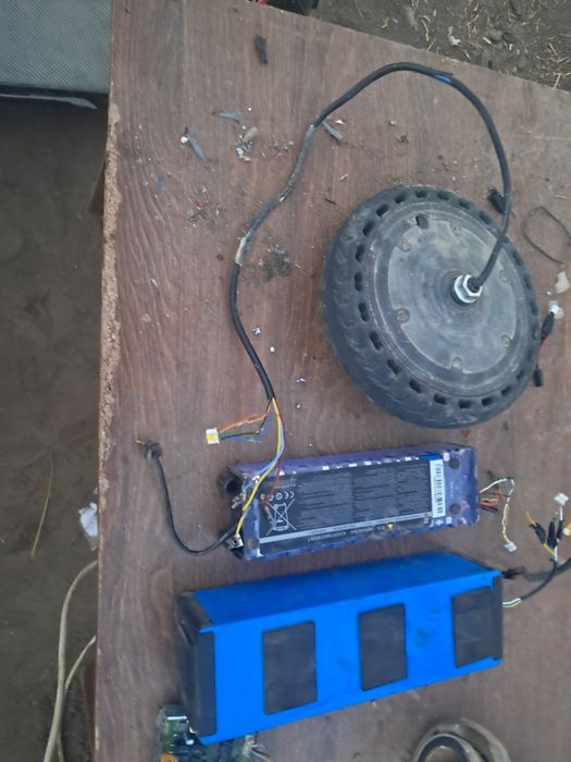 Vand motoare cadru cu tit pe ele pe partea electrica două baterie 36 v