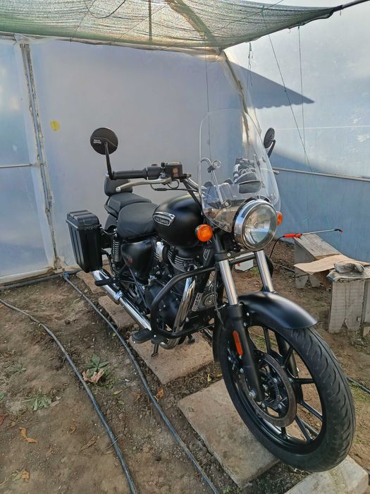 Vand/Schimb Royal Enfield Meteor 350 Stellar Black
