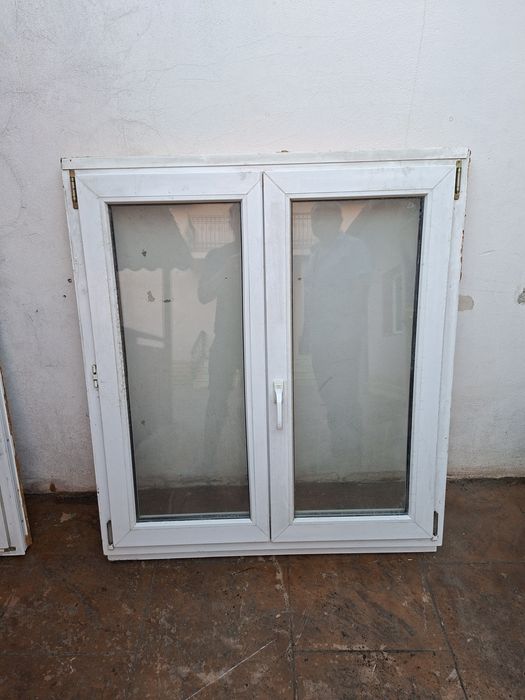 2 geamuri PVC albe, identice – 110 × 130 cm