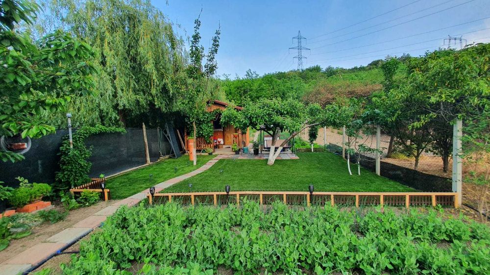 Vand apartament doua camere si teren