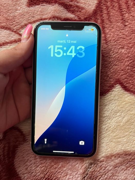 Vând iPhone XR White – 64GB neg