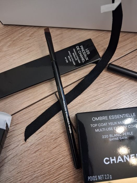 Комплект гримове и четки на Chanel за 220 лв всичко