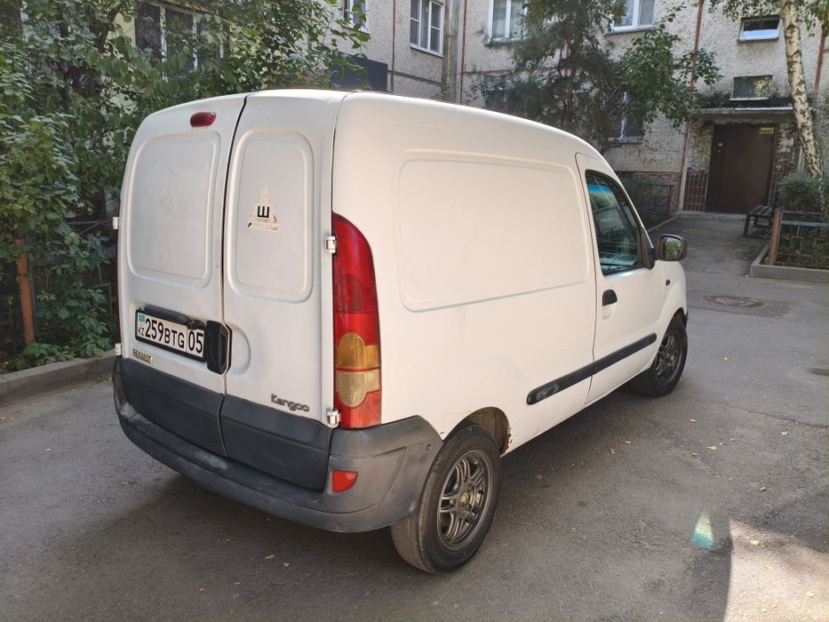 Грузовой автомобиль с рефрижератором.