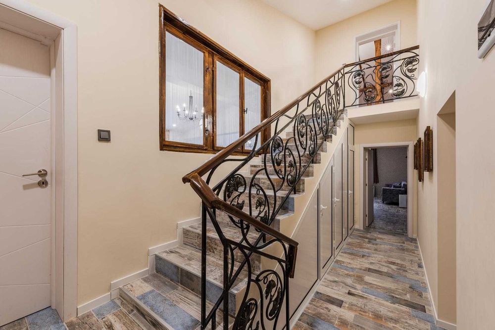 Луксозна къща с басейн, голям двор - парк, лятна веранда