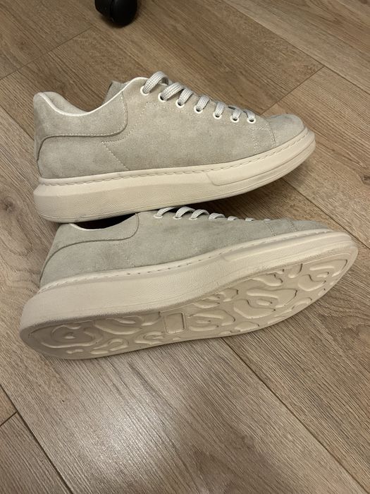 Нови Мъжки Велурени Бежови Обувки Стилни Удобни Модерни