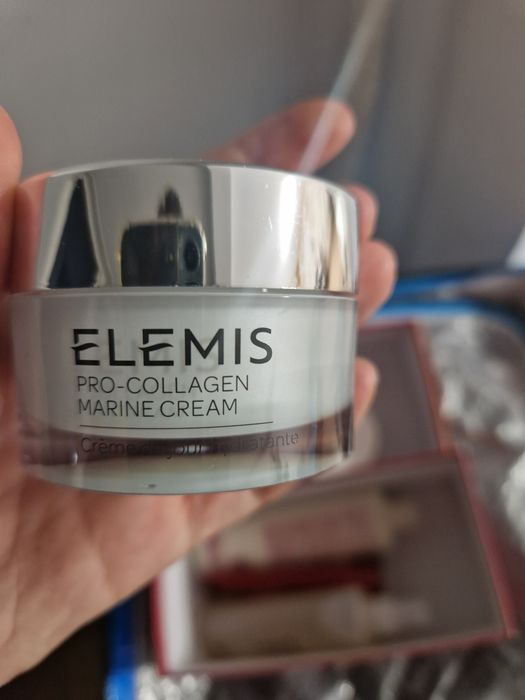 Vând set Elemis.