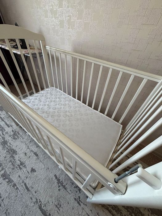 Продам детскую кровать и комод