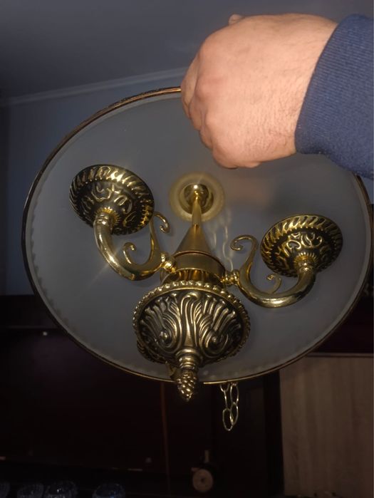 Продам люстры новые.