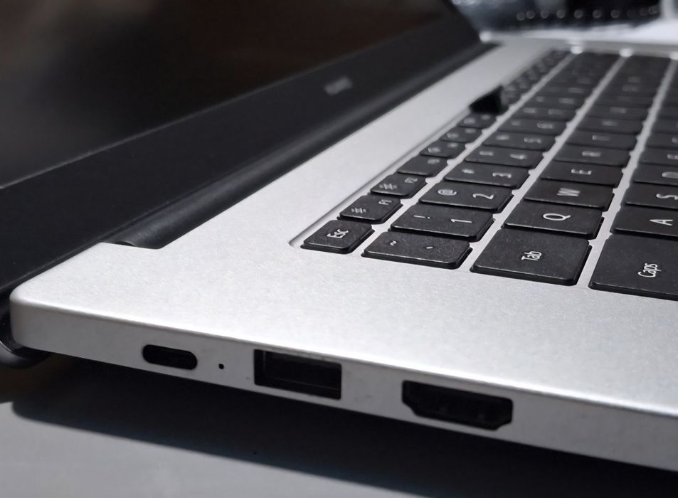 Vând Huawei matebook D15