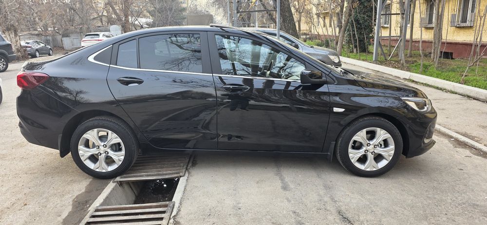 Продаю свою машину Onix