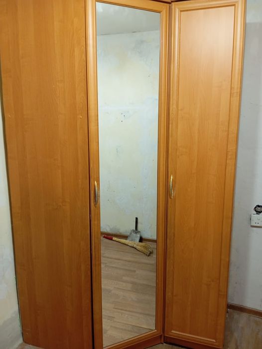 Продам шкаф угловой срочно