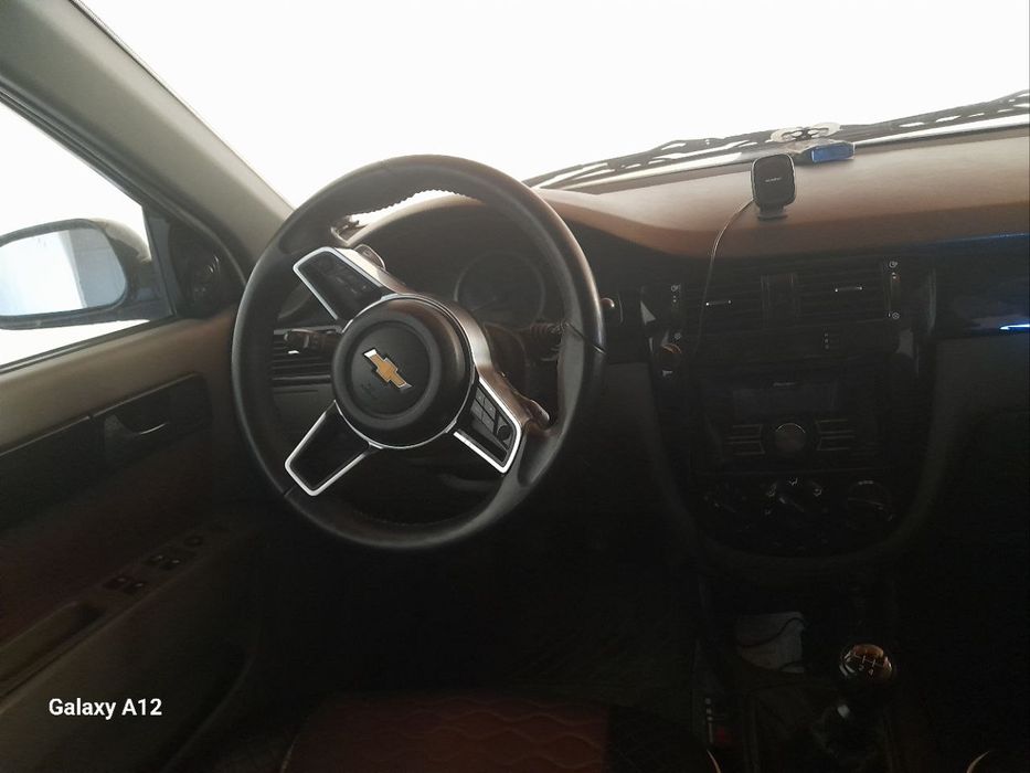 Chevrolet Lacetti 1.8 sotiladi