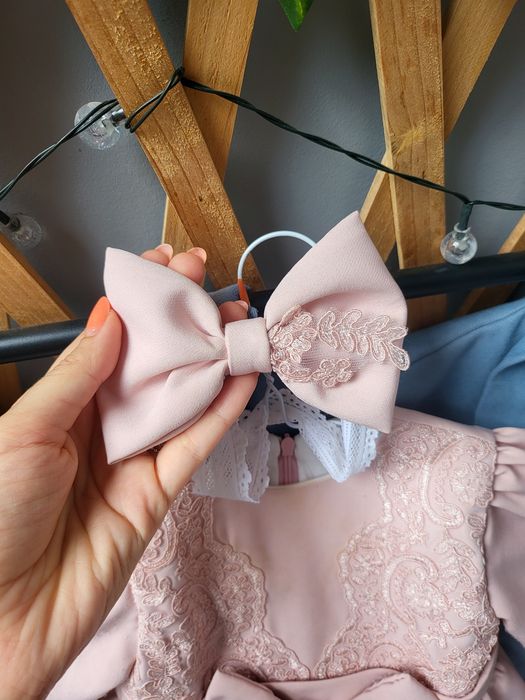 Rochita botez sau eveniment special bebe fata, scămoșată de la dantelă (nu este deranjant) la guler se vede o diferență de cul deși nu este pătată