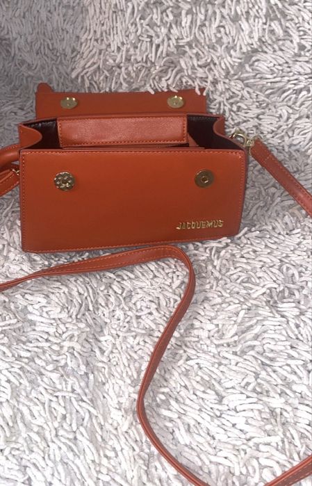 Ярко оранжевая сумка Jacquemus