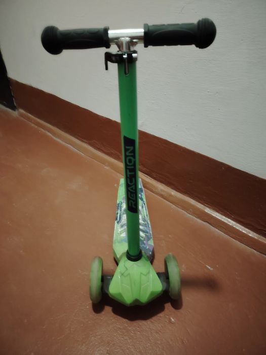 Продам детский самокат. На дачном.