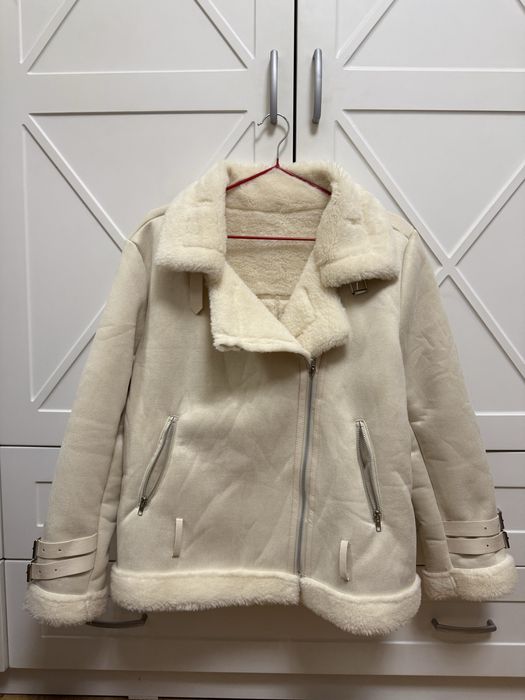 Продам теплую бежевую куртку