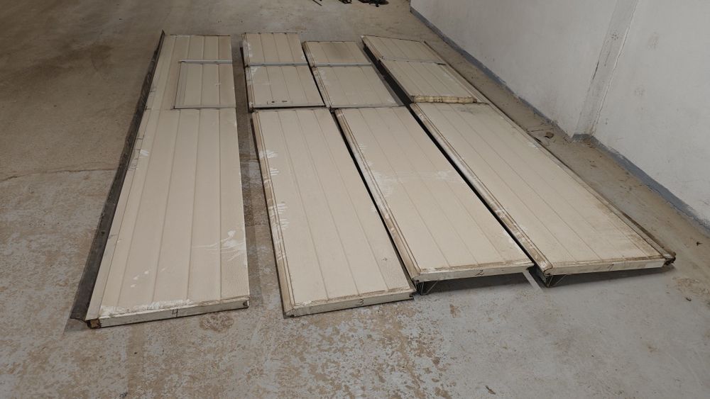 Секционна гаражна врата