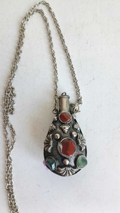 Старинно колие е флакон за парфюм  изработено от метал с декорация от камъни.