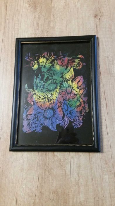 Много красива картина, според мен, с цветя. В черна рамка със стъкло.