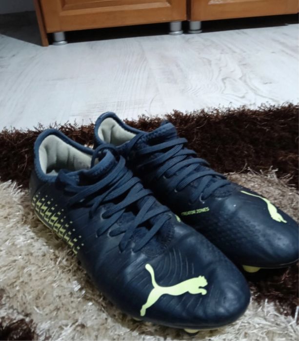 Vand ghete de fotbal puma!