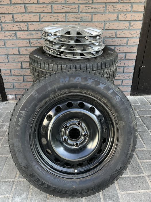 Продам зимние шины с дисками и с колпаками 215/60 R16