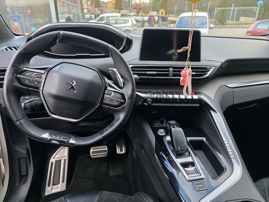 Кола Peugeot 3008 GT