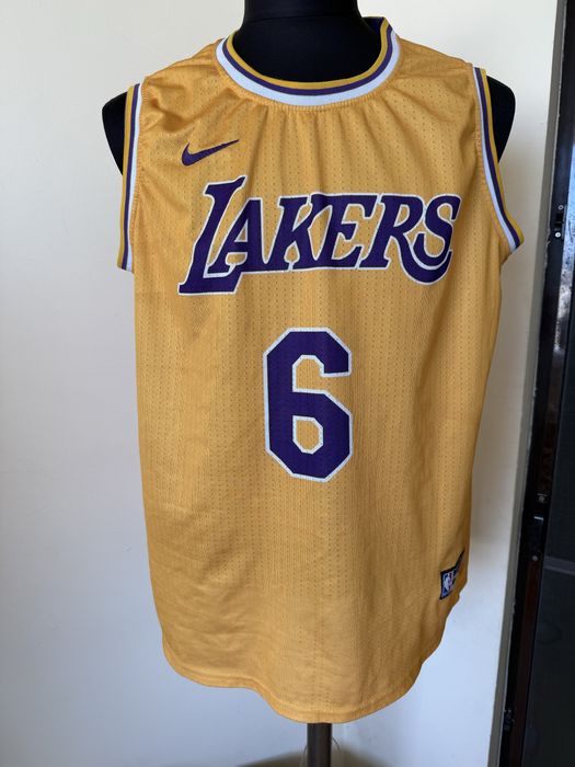 Maiou Lakers , James