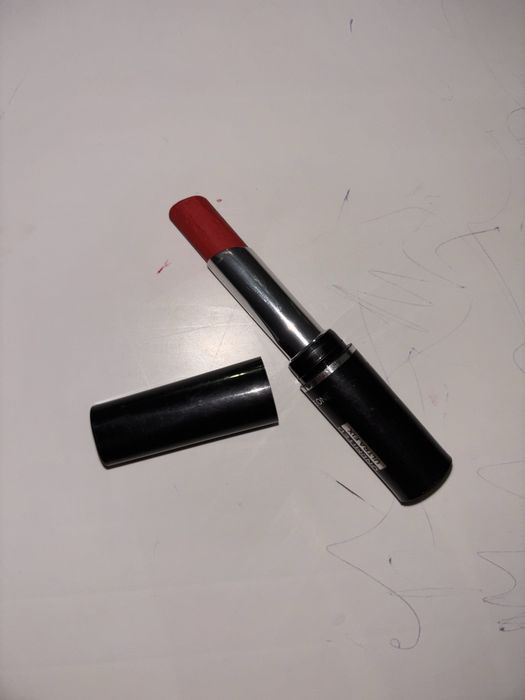 Продаю помаду красного цвета