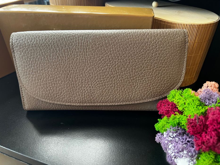 Продавам чисто нови дамски протмонета