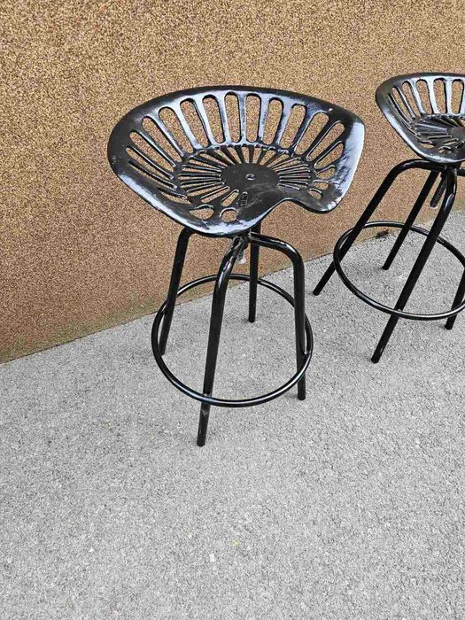 Шкаф с метален обков