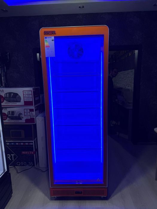 Продаются витринные холодильники.