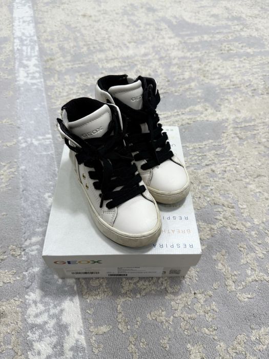 Продам детскую обувь