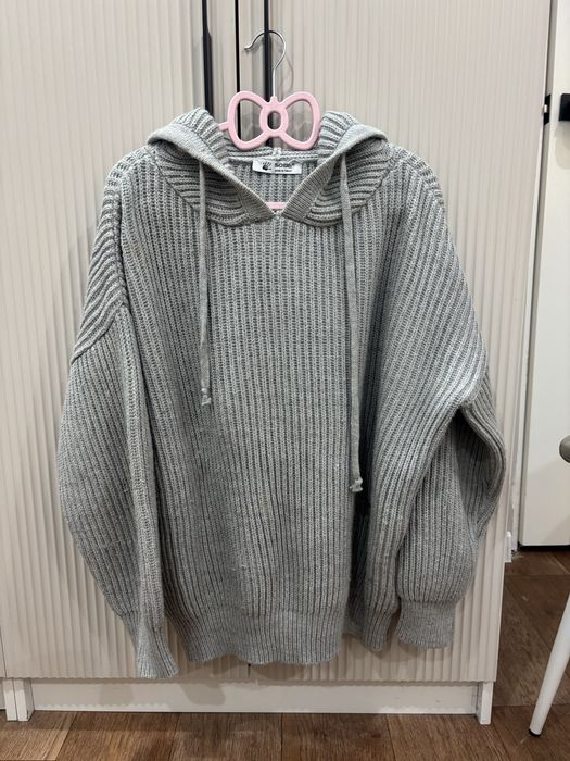 Тёплый шерстяной свитер с капюшоном