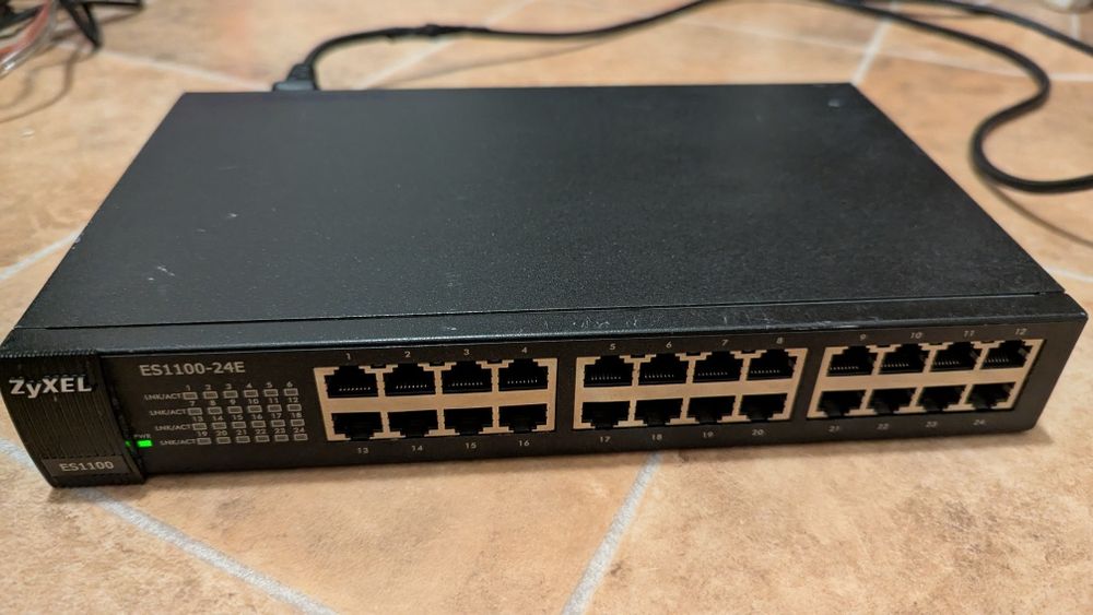 Switch Zyxel ES1100-24E