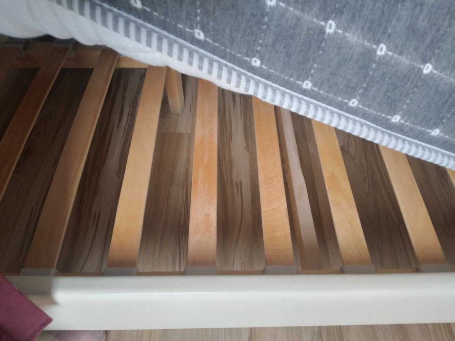 бяло легло с подматрачна рамка и матрак с размери 140/200 см.