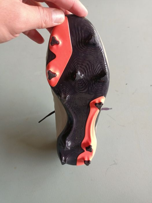 Vând ghete de fotbal predator