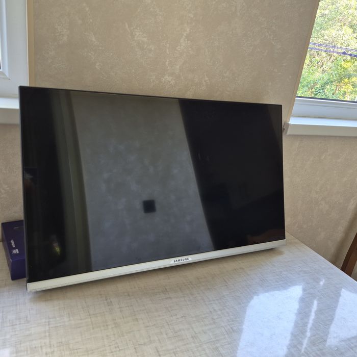 SAMSUNG 32 talik televizor. Smart Box bilan
