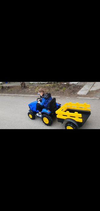 Синий трактор электрический с прицепом