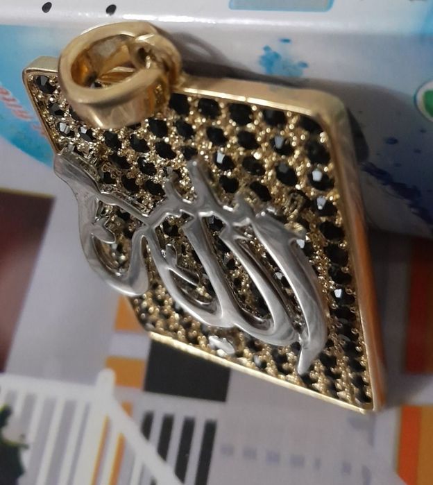 Vând pandativ din egipt placat cu aur și  pietre negre .  .