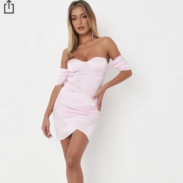 Розова сатенена рокля Missguided нова
