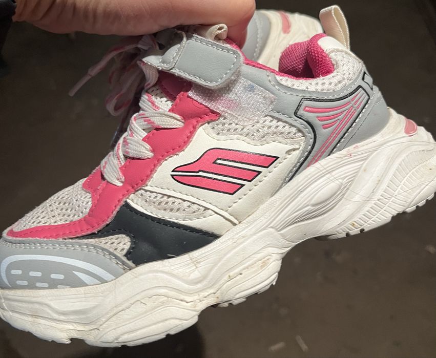 Кроссовки легкие