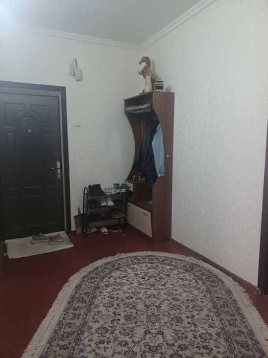 Квартира сотилади райгаз тарафда енги. Трассага караб турубди зор жой